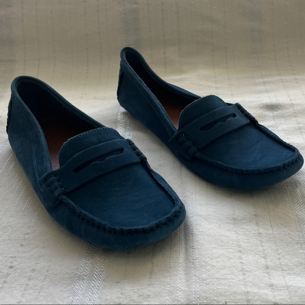 CHARLESTON SHOE CO. Women's Navy Loafers